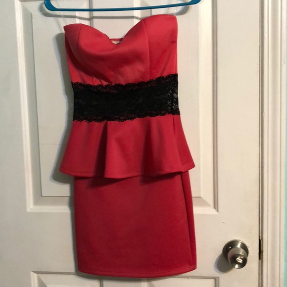 Wild Daisy | Junior strapless Peplum Dress - Picture 3 of 4